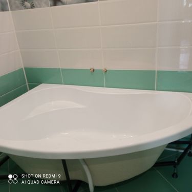 Установлена новая стальная ванна, подключены коммуникации, герметизация швов, проверена устойчивость конструкции, выполнена отделка плиткой вокруг, обеспечена функциональность и эстетика.