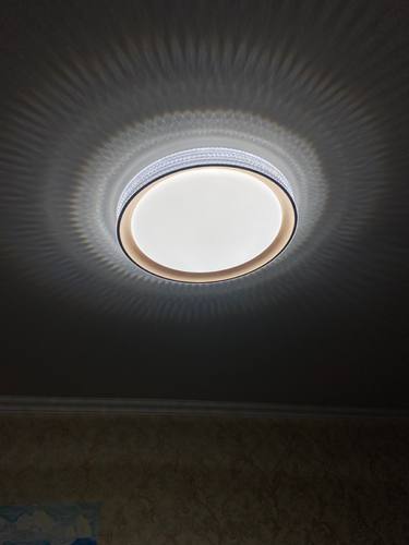 Установлен новый потолочный светильник с люминесцентными лампами, обеспечивающий равномерное освещение. Закреплен надежно, подключен к электросети, проверена работоспособность.