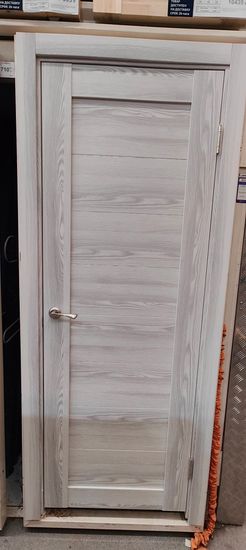 Установлена новая створка, закреплены петли, врезана ручка, отрегулированы зазоры, проверена плавность открывания и закрывания, завершена отделка наличниками.