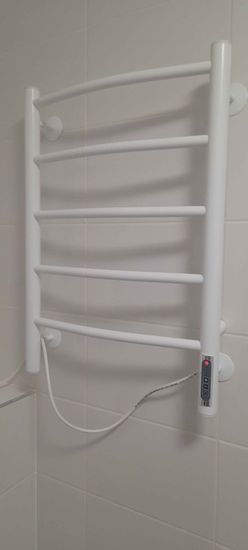 Закреплен электрический прибор на стене ванной, подключен к сети, проверена работа, обеспечена безопасная эксплуатация, скрыт провод, настроен терморегулятор, протестирована функциональность.