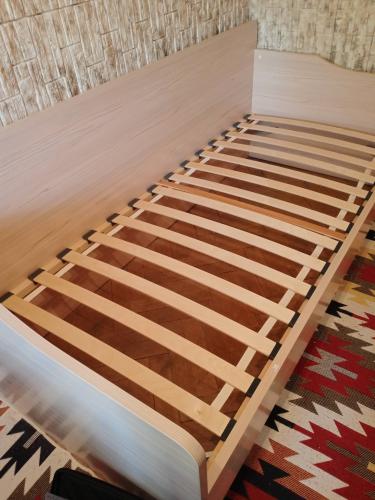 Установлены новые деревянные ламели, укреплены крепления, проверена прочность конструкции. Обновлены элементы каркаса, обеспечена надежная фиксация всех деталей.