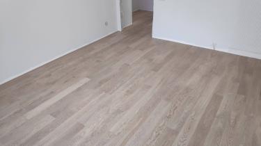 Полы из натуральной древесины уложены ровно и аккуратно, создавая гладкую поверхность. Все стыки тщательно подогнаны, обеспечивая эстетичный вид и долговечность покрытия.