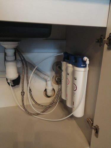 Установка проточного фильтра под мойку