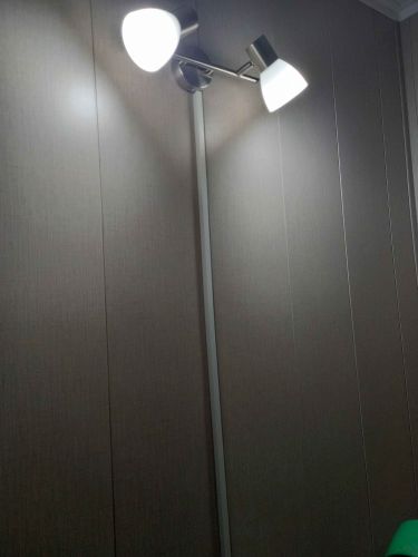 Установлено новое осветительное устройство в потолочную систему. Проведена замена старого оборудования, подключение к электросети, проверка работоспособности. Светильник функционирует.