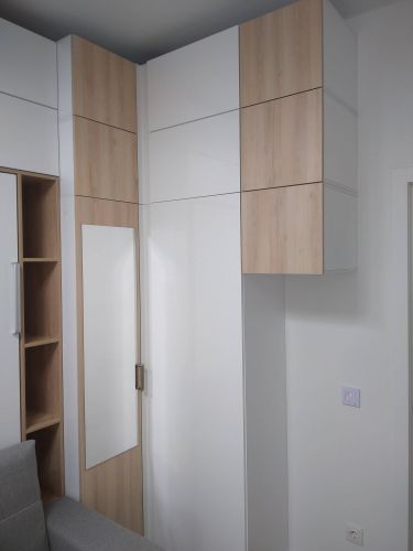 Изображение демонстрирует аккуратно установленную полку в интерьере. Полка надежно закреплена на стене, гармонично вписывается в окружающее пространство, обеспечивая дополнительное место для хранения.