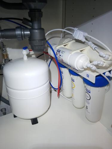 Установка проточного фильтра под мойку