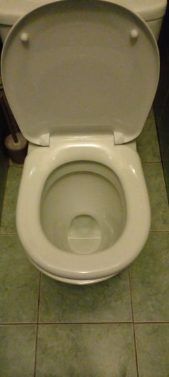 Установлен новый бачок, подключены коммуникации, проверена герметичность, отрегулирован механизм слива, удалены старые элементы, проведена очистка поверхности.