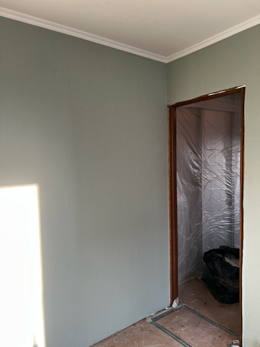 Стены оклеены стеклохолстом, поверхность ровная, углы аккуратные, стыки незаметны. Завершённый вид создаёт ощущение чистоты и порядка, готово к дальнейшей отделке.