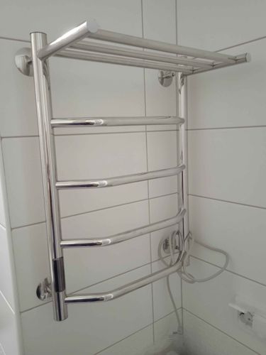 Закреплен прибор на стене, подключен к электросети, проверена работа, обеспечена надежная фиксация, проведено тестирование, соблюдены меры безопасности, завершен монтаж.