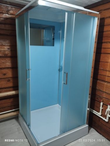 Установлена современная душевая конструкция с функцией гидромассажа. Подключены водопроводные и канализационные коммуникации, закреплены панели, проверена герметичность соединений.