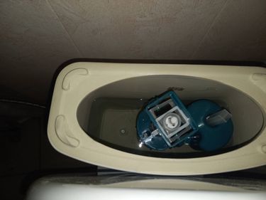 Установлен новый бачок, подключены все коммуникации, проверена герметичность соединений, отрегулирован уровень воды, протестирована работа сливного механизма.