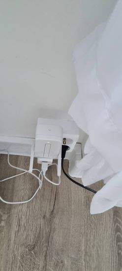 Выполнен монтаж новой розетки с подключением электропроводки. Установлено устройство, обеспечивающее безопасное использование электроэнергии. Завершено подключение кабелей.