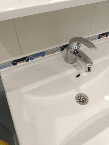 Установка комплекта: Тумба + Раковина + смеситель + зеркало