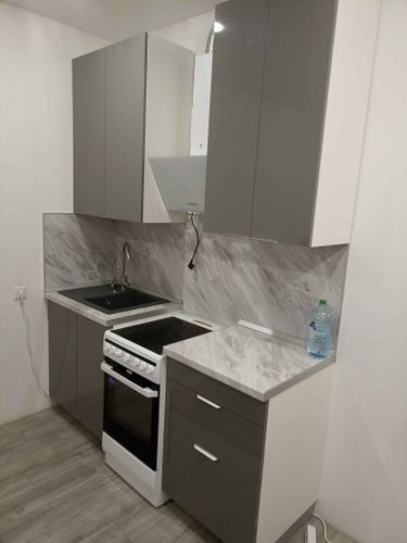 Установлены трубы для холодной и горячей воды, подключены раковина и смеситель, обеспечена герметичность соединений, выполнена проверка системы на утечки, завершен монтаж кухонной сантехники.