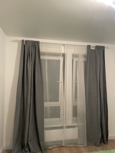 Закреплен карниз на потолке, установлены крепления, повешены шторы и тюль. Работа завершена, все элементы надежно зафиксированы, обеспечивая функциональность и эстетичный вид интерьера.