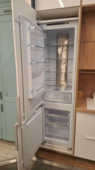 Замена фасадов Установка и подключение встраиваемого холодильника Установка карниза