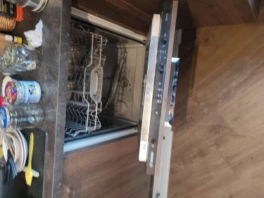 Проведена замена нагревательного элемента в посудомоечной машине Bosch. Устройство разобрано, неисправная деталь удалена, установлена новая, проверена работоспособность, сборка завершена.