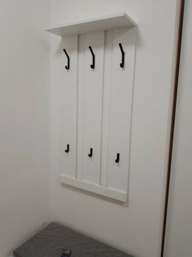 Сборка и установка настенной вешалки