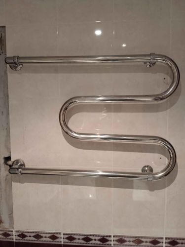 Установлен новый водяной полотенцесушитель на стену. Подключены трубы, обеспечивающие циркуляцию горячей воды. Проверена герметичность соединений, проведены испытания на работоспособность.