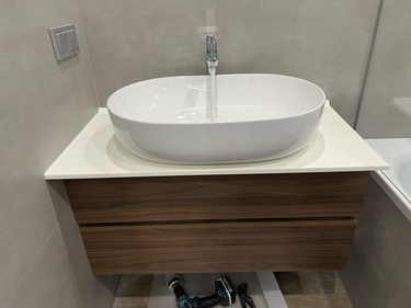 Установлен новый кран на кухне, подключены водопроводные шланги, проверена герметичность соединений, обеспечена стабильная подача воды, демонтирован старый смеситель.