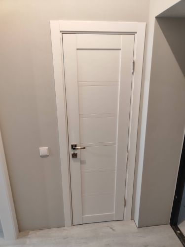 Установлена новая деревянная дверь с фурнитурой, отрегулированы петли, закреплён наличник, проверена плавность открывания и закрывания.