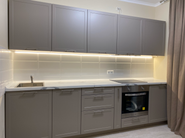 Проведена установка новой электрической розетки на кухне. Выполнено подключение к сети, проверена работоспособность. Все элементы аккуратно интегрированы в интерьер, соблюдены нормы безопасности.