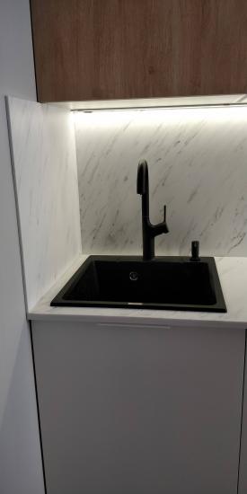 Измельчитель подключен к раковине, обеспечена герметизация, выполнено соединение с водопроводом и электросетью, проверена работоспособность, установлена защита от протечек.