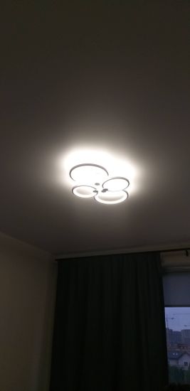 Установлено новое осветительное устройство на потолке, подключены провода, проверена работоспособность. Светильник закреплён надёжно, распределяет свет равномерно по комнате.