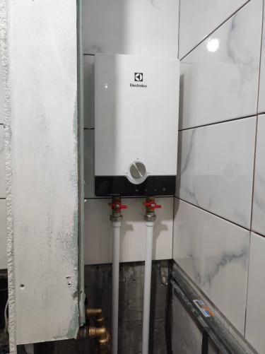 Установка электрического проточного водонагревателя