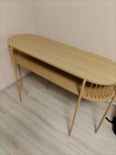 Собран деревянный стеллаж с овальной столешницей и полкой. Установлены ножки, проверена устойчивость. Работа выполнена аккуратно, все элементы надежно закреплены.