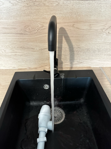 Установлено новое оборудование, подключены трубы, проверена герметичность соединений, обеспечен стабильный поток воды, устранены возможные протечки, завершены монтажные работы.