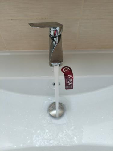 Сборка и навеска зеркального шкафа в ванной комнате