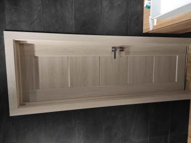 Установлены дополнительные элементы на входную конструкцию, обеспечивая завершенный вид и улучшая изоляцию. Подобраны материалы в тон, аккуратно закреплены, создавая гармоничный интерьер.