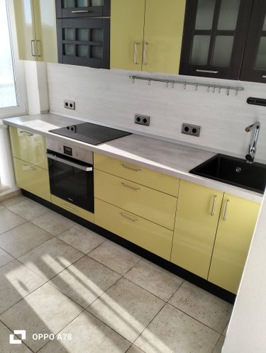 Установлен прибор для переработки остатков пищи под раковиной, подключены коммуникации, проверена работоспособность, проведена настройка системы, обеспечена герметичность соединений.