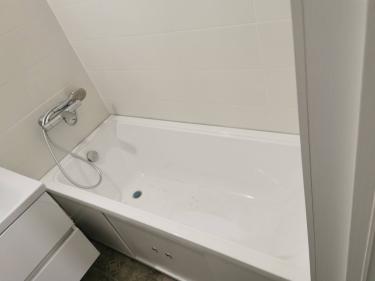 Установлена новая ванна, подключены смеситель и душевой шланг, герметизированы стыки, проверена система слива, закреплены панели, завершена облицовка плиткой.