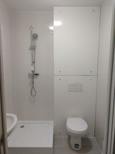 Измерены параметры ванной комнаты для установки потолочной конструкции. Учтены все углы и выступы, проведены точные расчеты для будущего монтажа. Подготовлены данные для дальнейших работ.