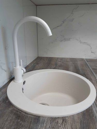 Обновлена поверхность на кухне, установлена новая мойка, заменен кран. Завершено оформление с использованием современного материала, обеспечивающего долговечность и стильный вид.