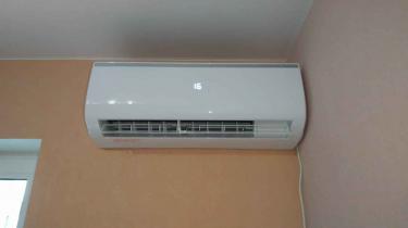 Выполнена очистка фильтров, устранение загрязнений, дезинфекция внутренних элементов, проверка дренажа, восстановление работоспособности, улучшение циркуляции воздуха, повышение эффективности.