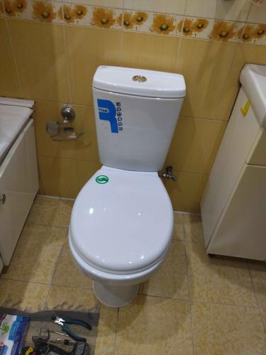 Установлено новое сантехническое оборудование, подключены коммуникации, проверена герметичность соединений, выполнена чистовая отделка, убран рабочий мусор, проведена финальная проверка.