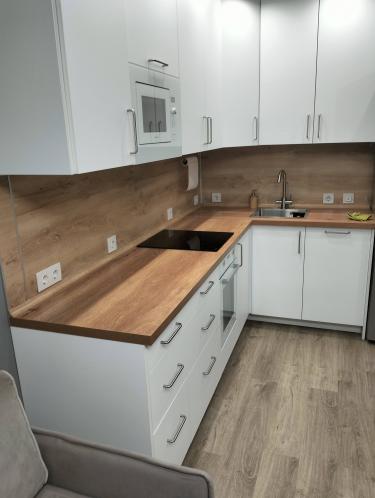 Проведена установка новой столешницы из ДСП, выполнены вырезы под мойку и варочную панель, закреплены все элементы, обеспечена точная подгонка и надежное крепление.