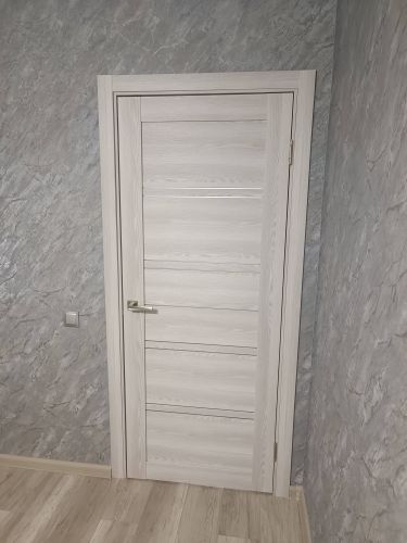 Установлена новая створка, закреплены петли, врезана ручка, отрегулирована фурнитура, выровнена коробка, зафиксирован наличник, проверена плавность хода, завершена отделка проема.