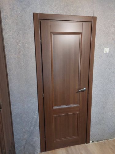 Установлена складная дверь, закреплены направляющие, выполнена регулировка створок, обеспечена плавная работа механизма, завершена отделка проема, проверена надежность креплений.