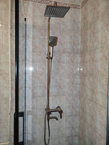 Установлены стеклянные панели, смонтирован смеситель, закреплены душевые лейки, герметизация швов, подключение водопровода, проверка работы, регулировка дверей, фиксация креплений.