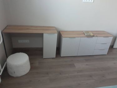 Собран стул: установлены ножки, прикреплено сиденье, закреплена спинка. Все детали соединены, обеспечена устойчивость и надежность конструкции.