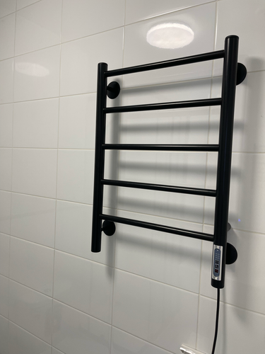 Установлен электрический прибор на стену, подключен к электросети, проверена работоспособность, закреплен надежно, обеспечена безопасность эксплуатации, завершен монтаж.