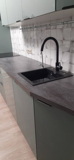 Установлен прибор под раковину, подключены трубы, обеспечена герметичность соединений, проверена работоспособность системы, выполнено подключение к электросети, проведено тестирование.