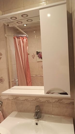 Монтаж зеркального шкафа