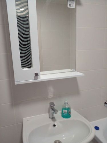 Установлен новый хромированный кран на раковине в ванной комнате, обеспечивающий надежное функционирование водоснабжения. Завершена работа по монтажу без протечек и дефектов.