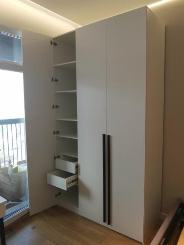 Собран шкаф с полками и ящиками, установлены двери, прикреплены ручки. Работа завершена, мебель готова к использованию, размещена в комнате.