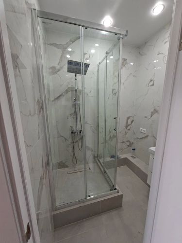 Установка каркасного душевого уголка шириной до 100 см